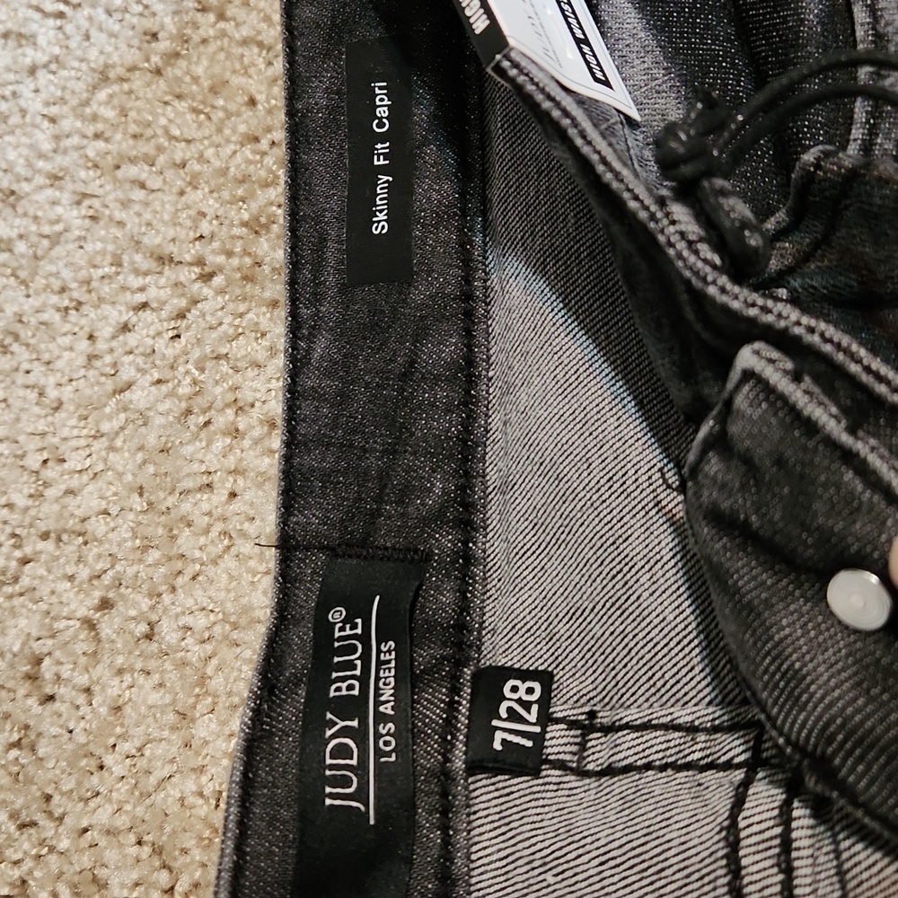Judy Blue Capri's Size 7/28 - Picture 4 of 10